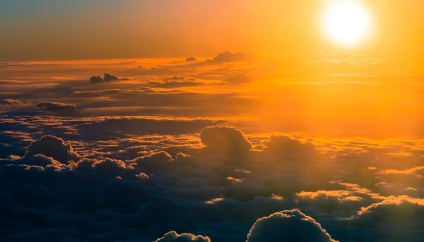 Лучи солнца сквозь облака