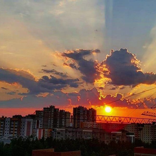 Красивый закат в городе летом