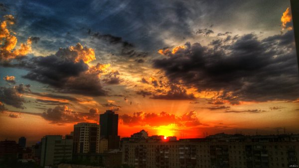 Красивый закат в городе