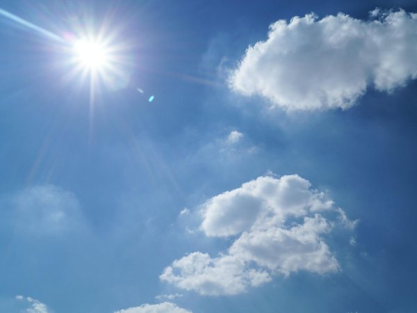 Голубое небо и солнце