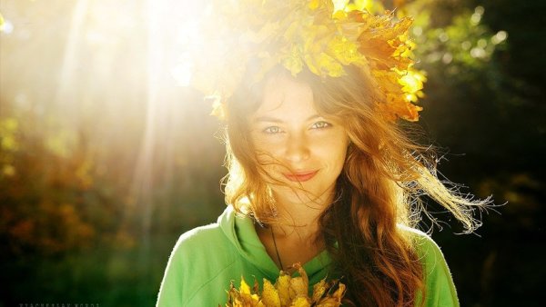 Девушка улыбается осень
