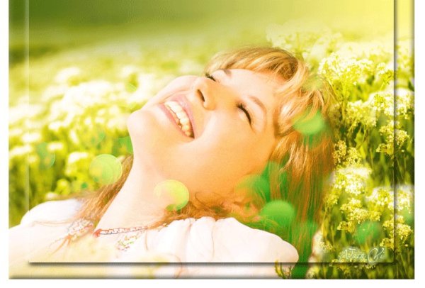 Девушка с букетом ромашек