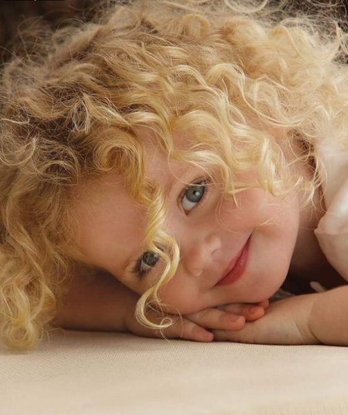 Девушка улыбается солнцу