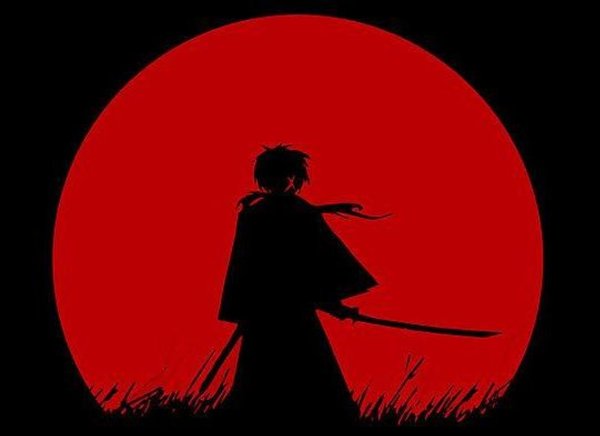 Самурай на фоне красной Луны