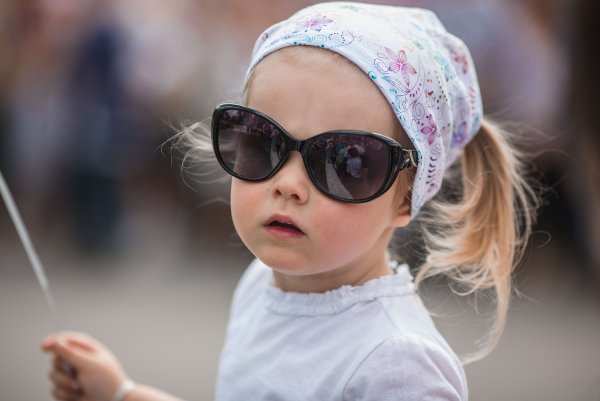 Ребенок в солнечных очках