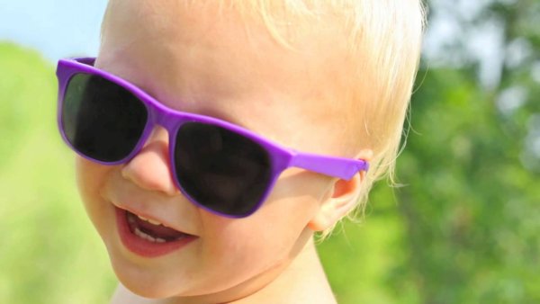 Дети в очках от солнца
