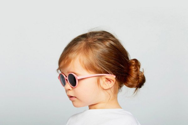 Девочка в солнцезащитных очках
