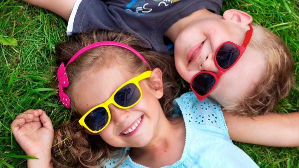 Дети в солнцезащитных очках
