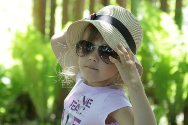Ребенок в солнечных очках