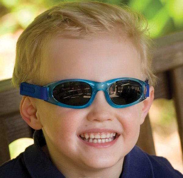 Ребенок в солнечных очках