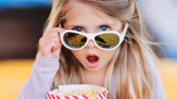 Дети в солнцезащитных очках