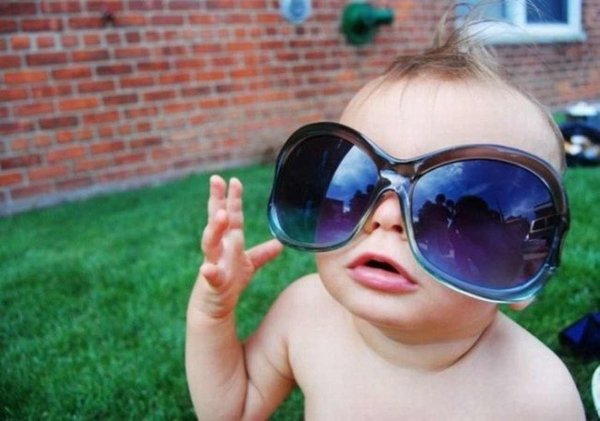 Подросток в солнечных очках