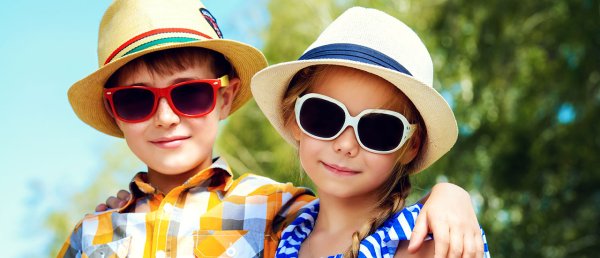 Маленькая девочка в солнцезащитных очках