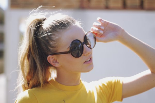 Ребенок в солнечных очках