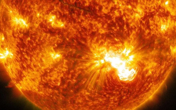 Яркое солнце в космосе