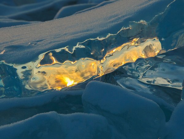 Лед Байкала солнце