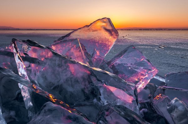 Мороз блестит