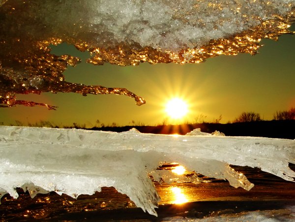 Лед тает на солнце