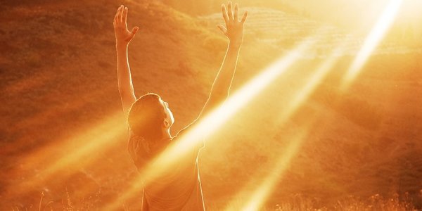 Божественный Луч света сверху на человека