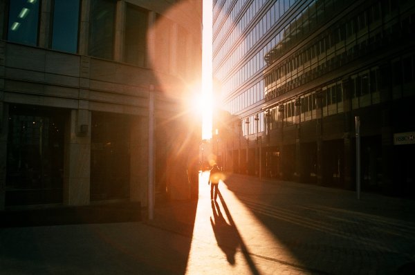 Город в лучах солнца