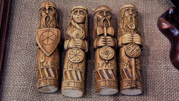 Триглав идол