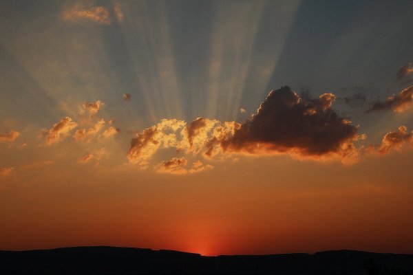 Дети на закате солнца