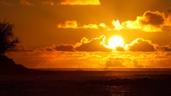 Заходящее солнце на море