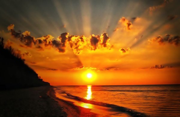 Закат большое солнце