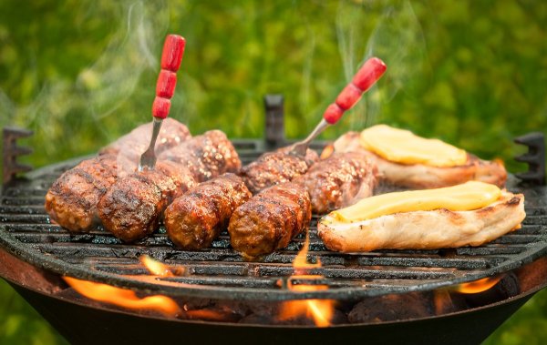 Натюрморт с шашлыком на природе