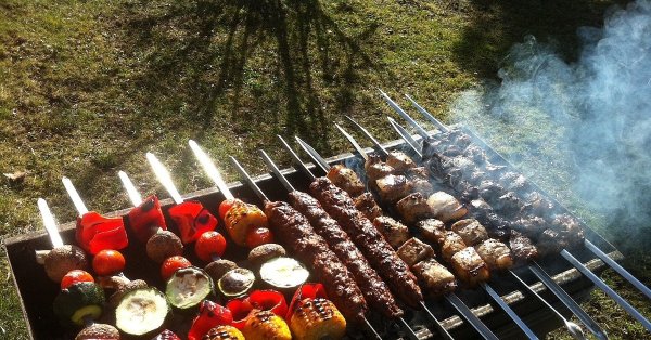 Шикарный стол на природе с шашлыком