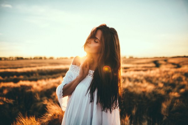 Девушка на закате солнца