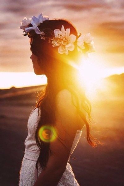 Спиной на фоне моря