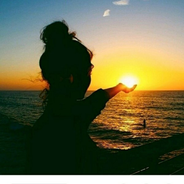 Сердце руками на закате