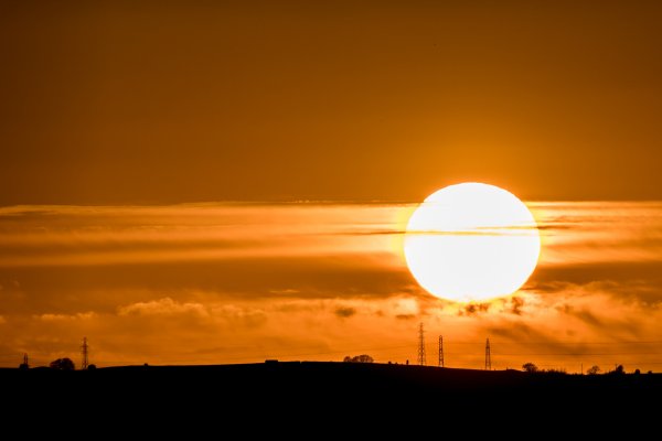 Закат большое солнце