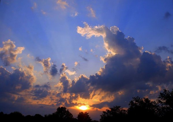 Солнце выглядывает из за туч