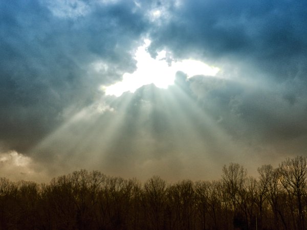 Солнце сквозь тучи