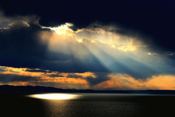 Луч солнца из за туч