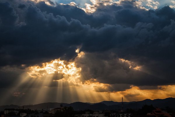 Небо с лучами солнца