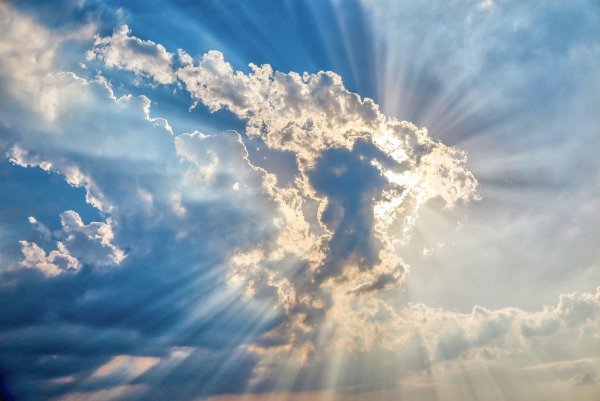 Солнце сквозь тучи