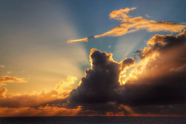 Лучи солнца сквозь облака