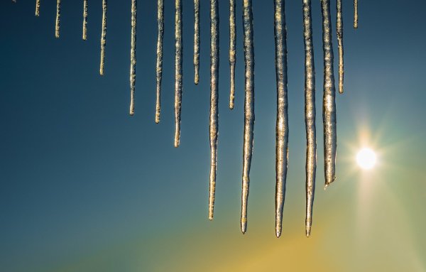 Светит солнце тает снег