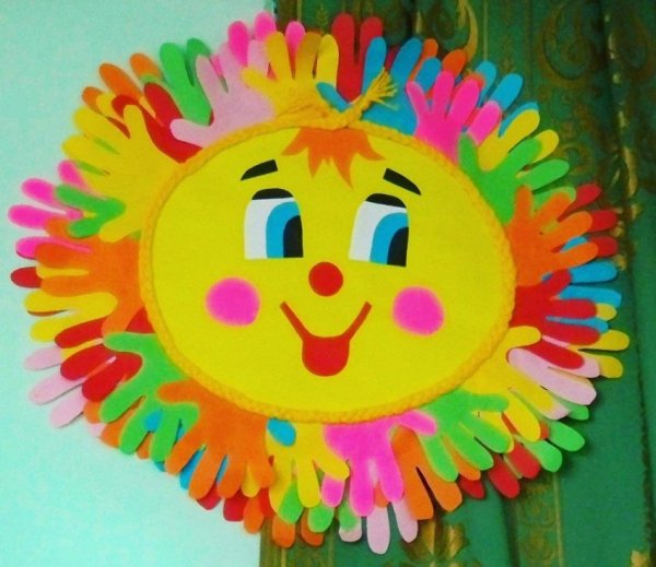 Солнышко из ладошек аппликация