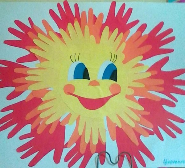 Солнышко из детских ладошек