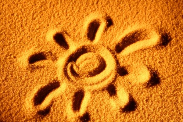 Улыбающиеся солнце на песке