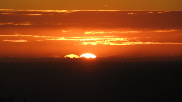 Изображение неба с двумя солнцами