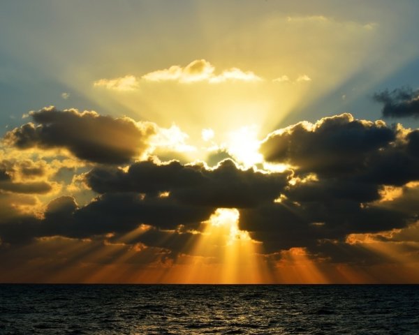 Солнце из-за туч