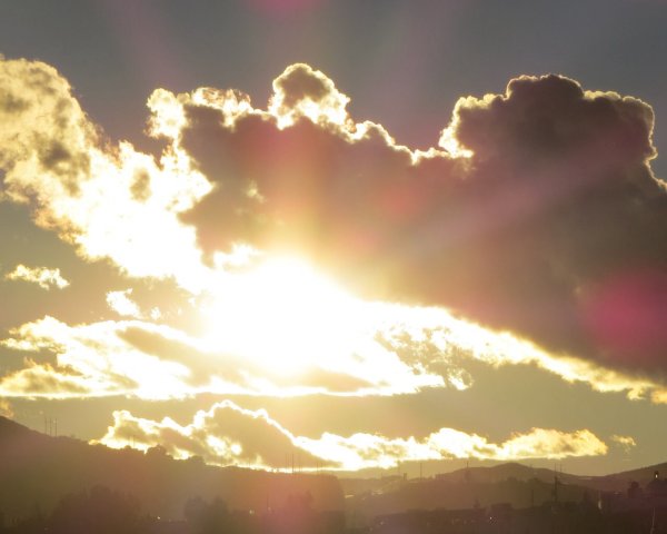 Солнце среди туч