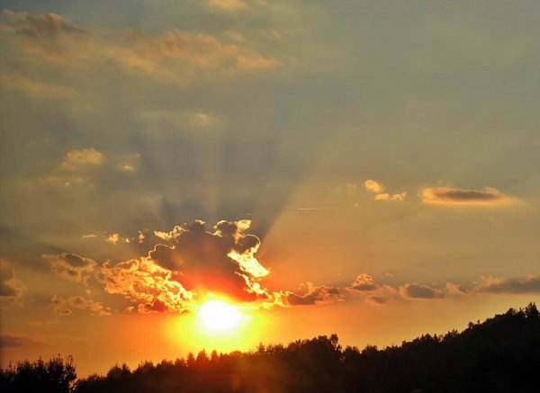 Тучи закрывают солнце