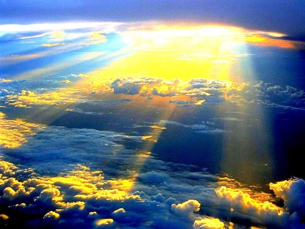 Солнце сквозь тучи