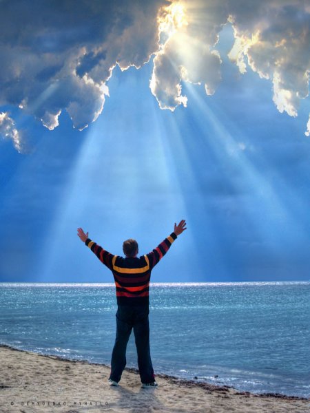 Человек в лучах солнца